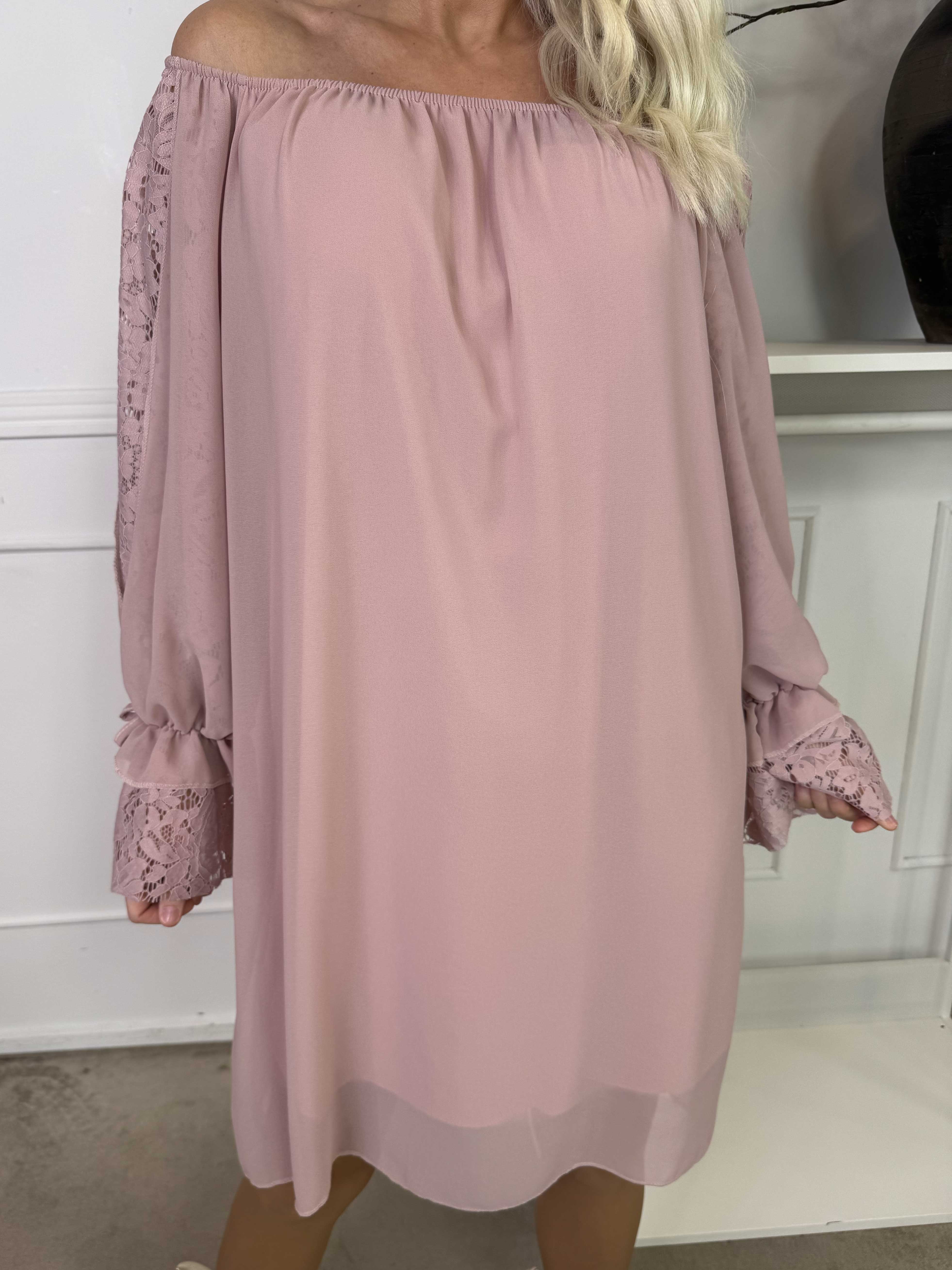 Lupita - Tunikakjole med blondeærmer